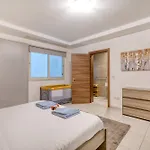 Apartment Modern & Charming 1-bedroom Flat In Jvas1-1