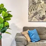 Apartment Modern & Charming 1-bedroom Flat In Jvas1-1
