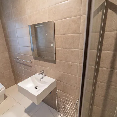 Appartement Modern & Charming 1-bedroom Flat In Jvas1-1 *